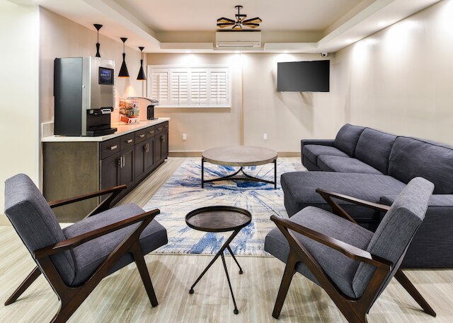 ハリウッド イン スイーツ ホテル