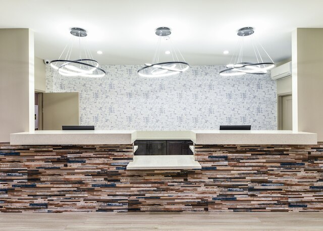 ハリウッド イン スイーツ ホテル