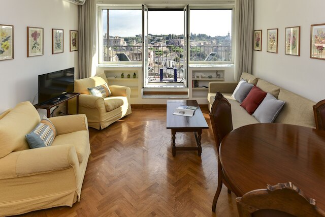 眼下にローマの景色が広がるアパートメント