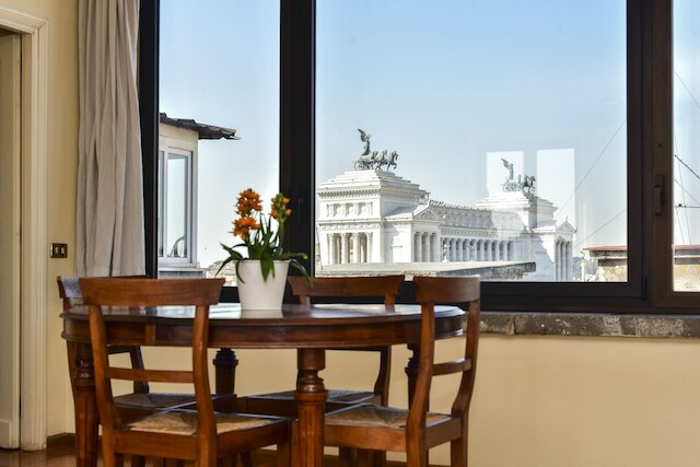 眼下にローマの景色が広がるアパートメント、テラスあり