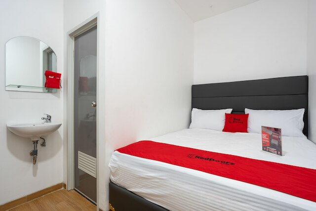 レッドドアーズ プラス アット ダナウ スンタール ウタラ