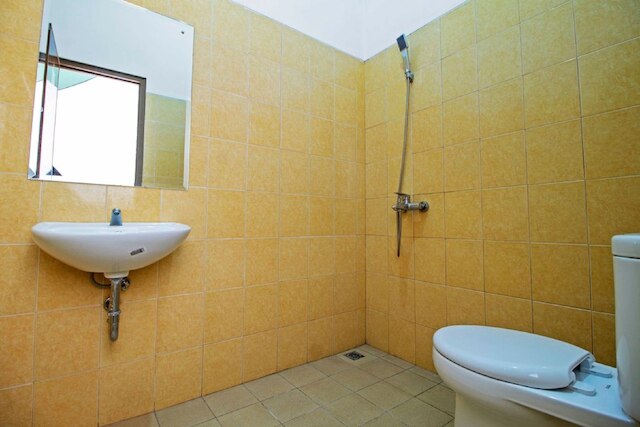 レッドドアーズ シャリア、メルク ブアナ大学近く