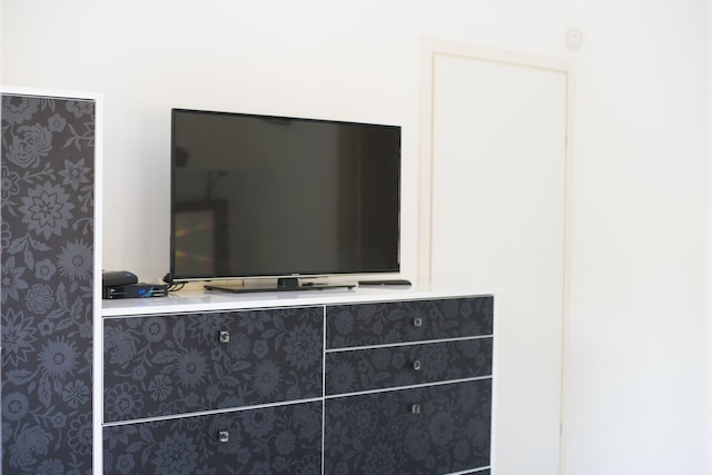 ヴィラ イン TLV、広い庭とプールあり