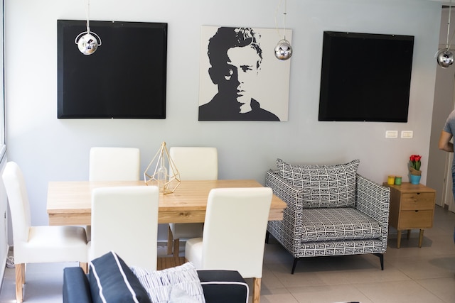 ヴィラ イン TLV、広い庭とプールあり