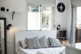 ヴィラ イン TLV、広い庭とプールあり