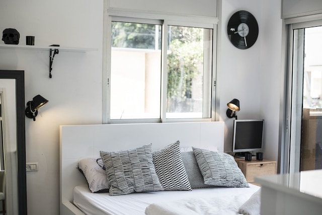 ヴィラ イン TLV、広い庭とプールあり