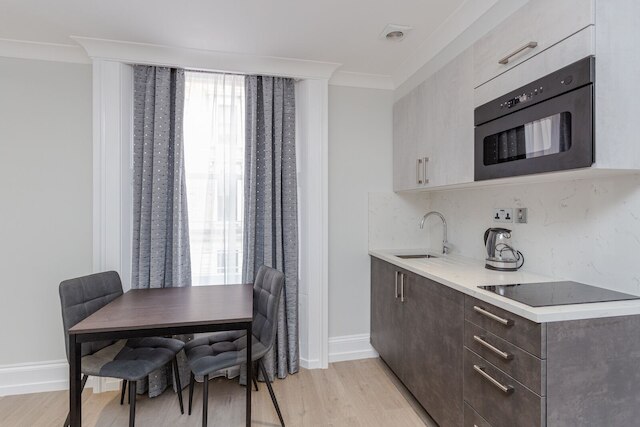 アレクサンダー アパートメンツ