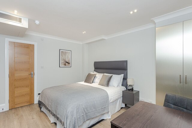 アレクサンダー アパートメンツ