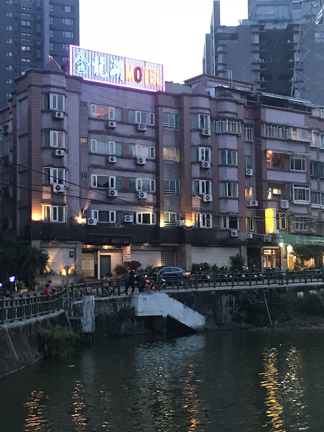 ジン ロン レイク モーテル