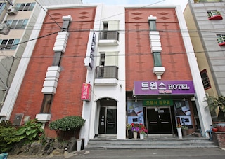 ツインズ ホテル