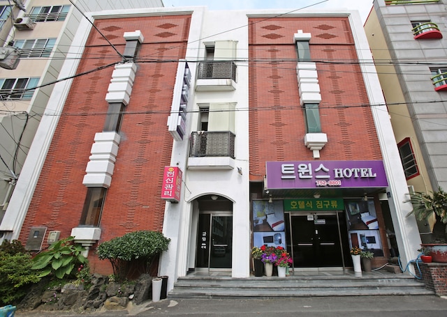 ツインズ ホテル