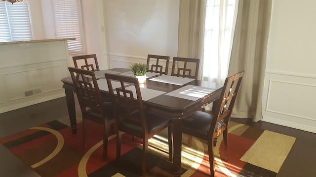 ビバリーウッドにある素敵な 2 階建ての家