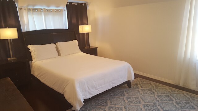 ビバリーウッドにある素敵な 2 階建ての家