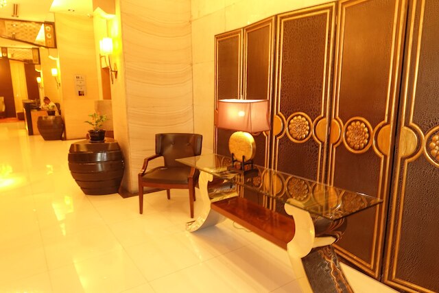 ラグジュアリー コンド アット フォーブスウッド パークレーン