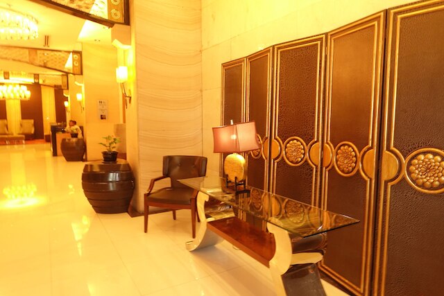 ラグジュアリー コンド アット フォーブスウッド パークレーン