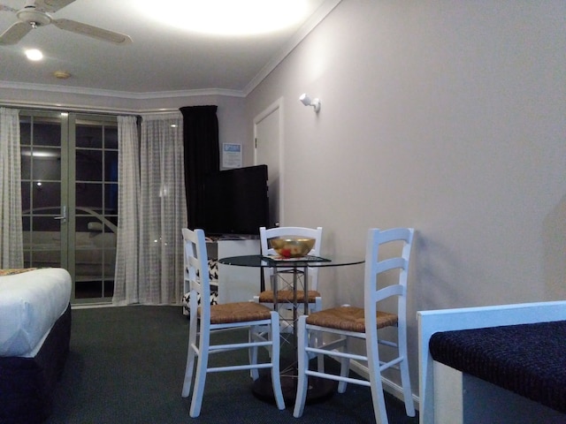 コロニアル ロッジ モーテル