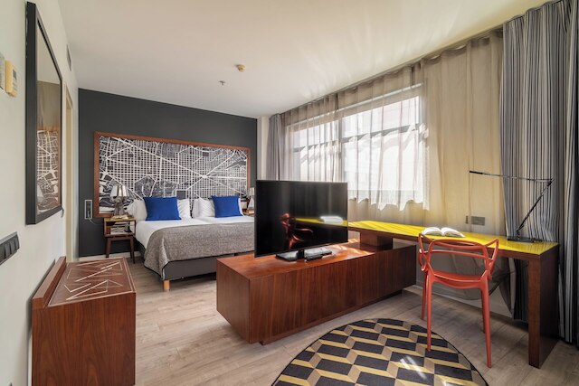 ナイトリー バルセロナ ポブレノウ