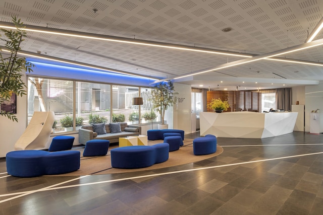 ナイトリー バルセロナ ポブレノウ