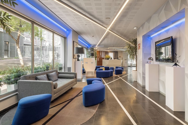 ナイトリー バルセロナ ポブレノウ