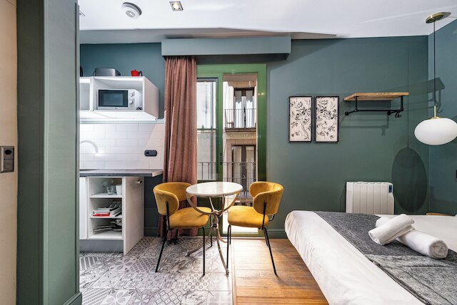 AINB ボーン ダマス アパートメンツ