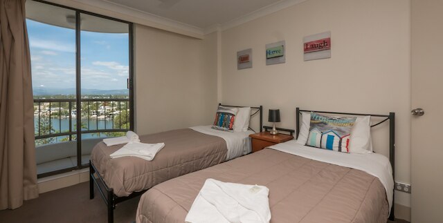 アレクサンダー ホリデイ アパートメンツ