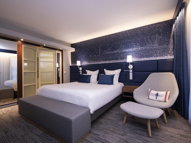 オテル メルキュール トューロン ラ セーヌ シュル メール