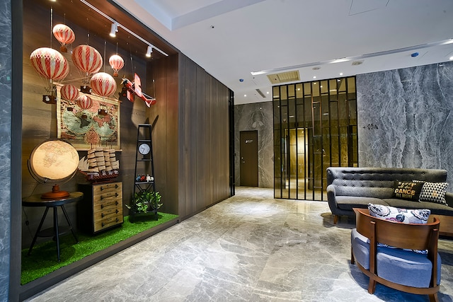 駅徳世紀ホテル (驛德世紀酒店)