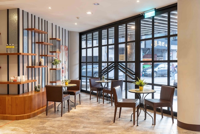 チェック イン 台中 ズヨウ (雀客台中自由館)