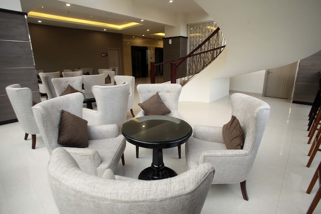 スイス ベリン ガジャ マダ メダン