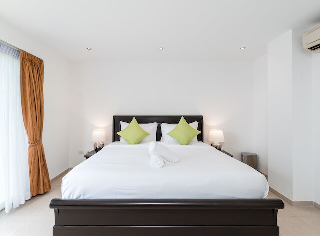 美しい夕日が見える高級ヴィラ、プール付き