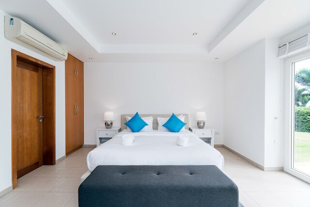 美しい夕日が見える高級ヴィラ、プール付き