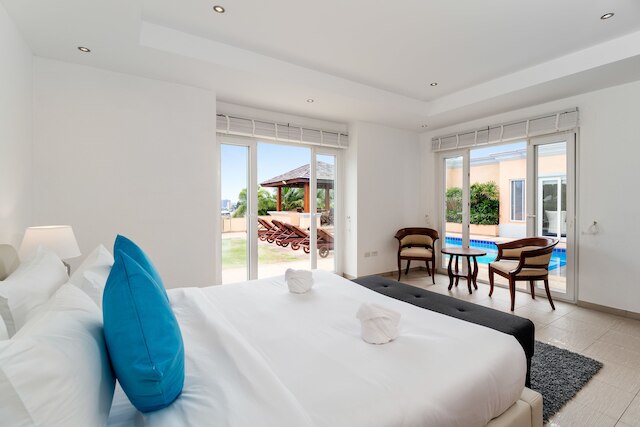 美しい夕日が見える高級ヴィラ、プール付き