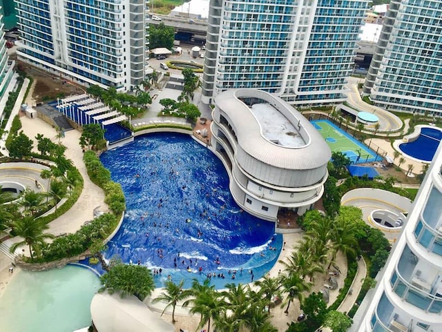 アズール ビーチ クラブ パリス ヒルトン