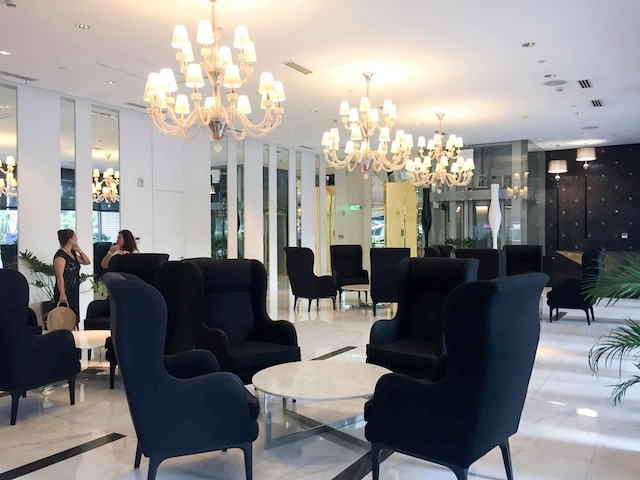 アズール ビーチ クラブ パリス ヒルトン