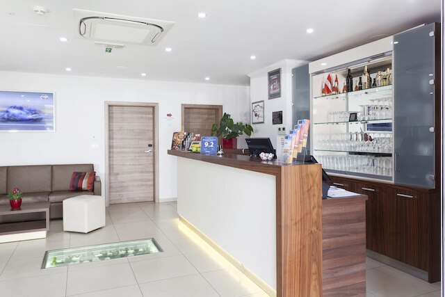 プリマス ホテル & アパートメンツ