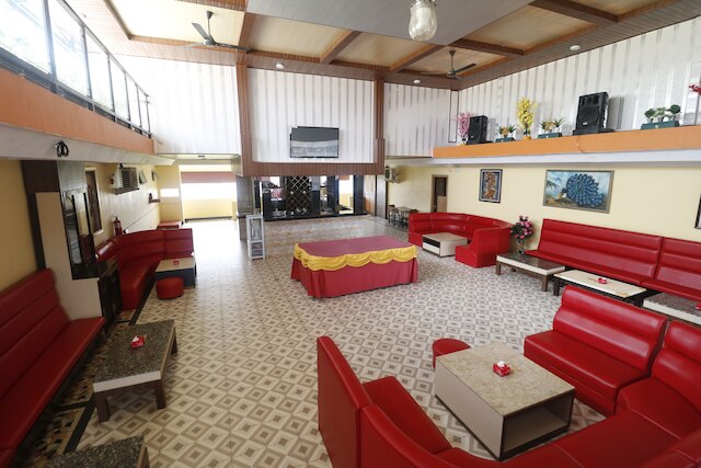 レッドドアーズ プラス ニア DC モール バタン