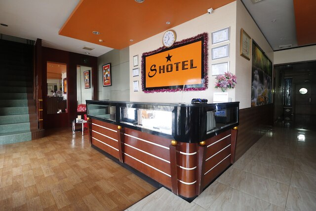 レッドドアーズ プラス ニア DC モール バタン