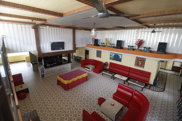 レッドドアーズ プラス ニア DC モール バタン