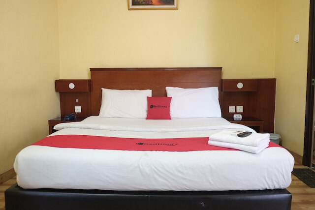 レッドドアーズ プラス ニア DC モール バタン