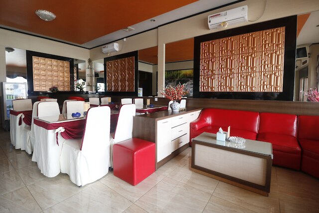 レッドドアーズ プラス ニア DC モール バタン