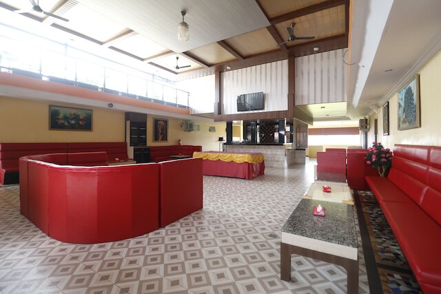 レッドドアーズ プラス ニア DC モール バタン