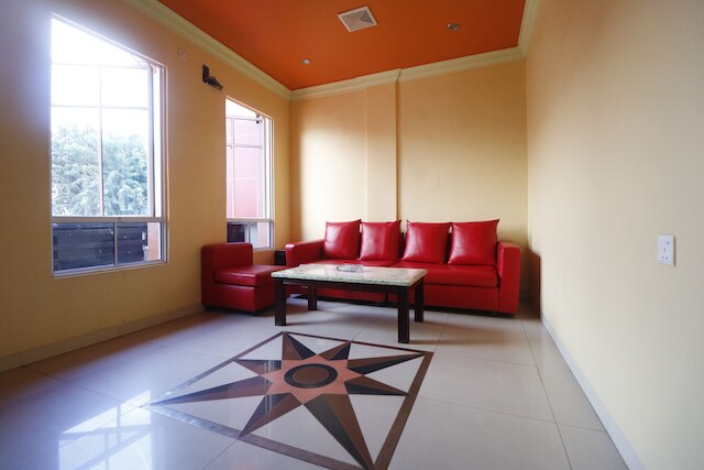 レッドドアーズ プラス ニア DC モール バタン