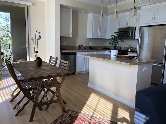 アーバインのスペクトラム センターにあるリゾート スタイルのラグジュアリーなベッドルーム 2 室、スイート