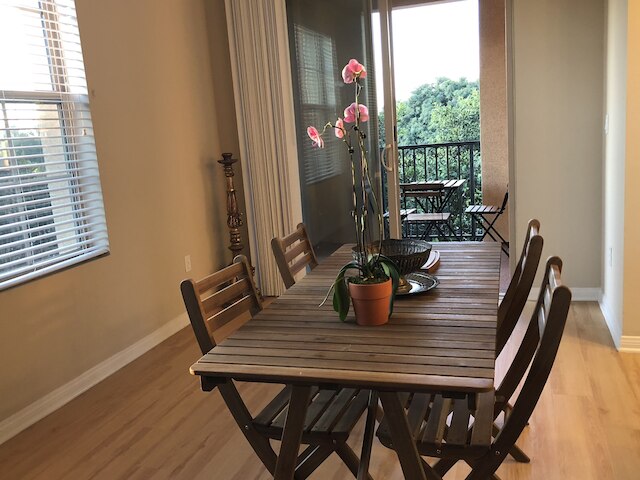 アーバインのスペクトラム センターにあるリゾート スタイルのラグジュアリーなベッドルーム 2 室、スイート