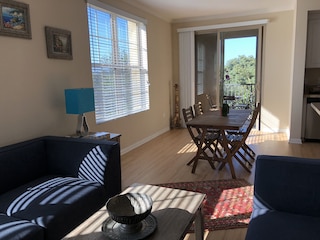 アーバインのスペクトラム センターにあるリゾート スタイルのラグジュアリーなベッドルーム 2 室、スイート