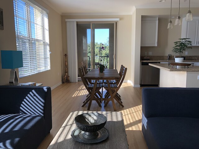 アーバインのスペクトラム センターにあるリゾート スタイルのラグジュアリーなベッドルーム 2 室、スイート