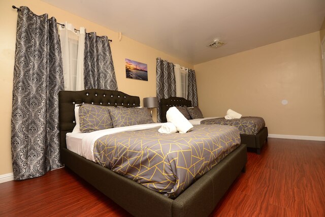 ハリウッド ラグジュアリー ダブル ベッドルームス