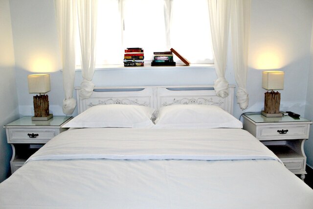 ネフィリア アンダー ザ アクロポリス イン ザ ハート オブ プラカ