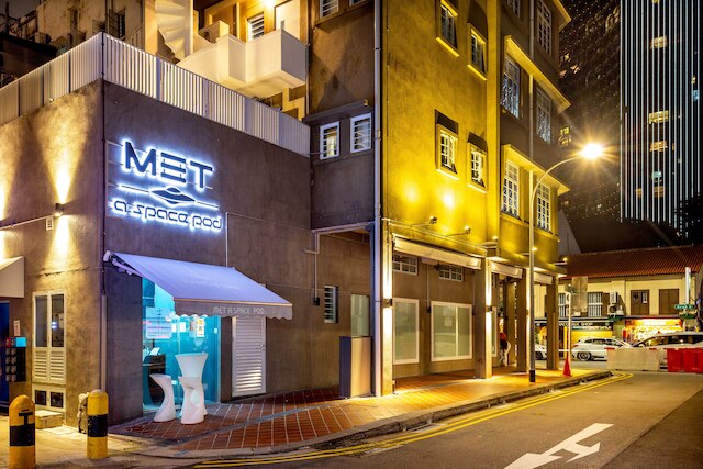 メット ア スペース ポッド アット アラブ ストリート