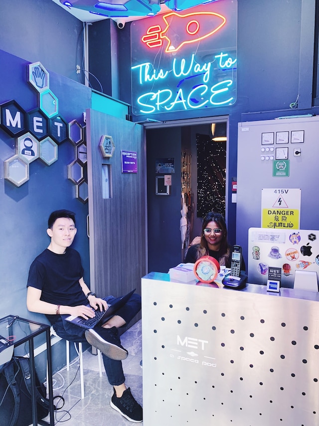 メット ア スペース ポッド アット アラブ ストリート